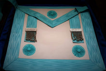 Load image into Gallery viewer, Master Mason Regalia Case With Lambskin Apron & Accessories