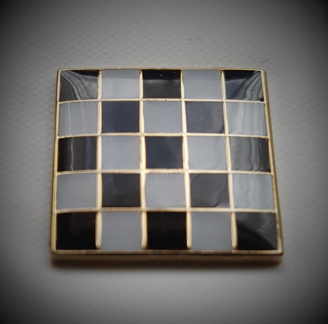 Chequered Pin